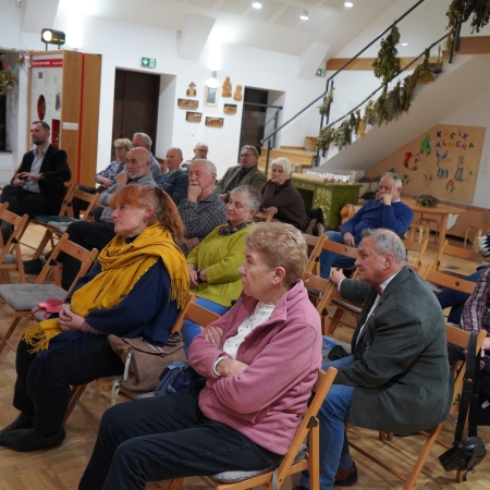 Dokumentacja fotograficzna ze spotkania autorskiego z dr. Michalelem Morysem-Twarowskim w Beskidzkim Domu Zielin "Przytulia"